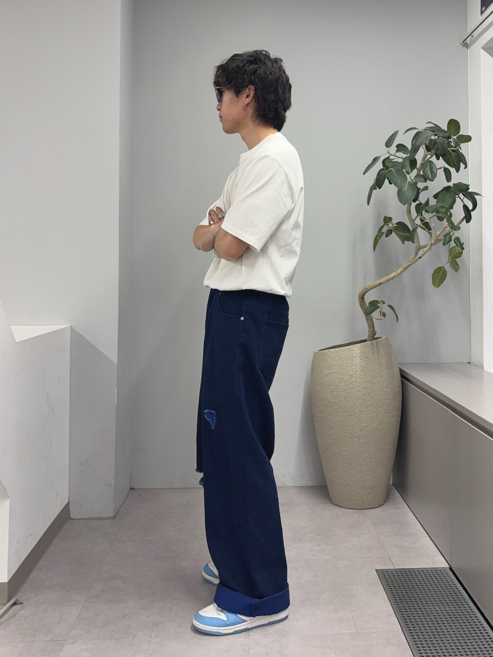 ホワイト系のTシャツ/カットソー、ブルー系のデニムパンツを着用したメンズの春コーディネートの2枚目の写真