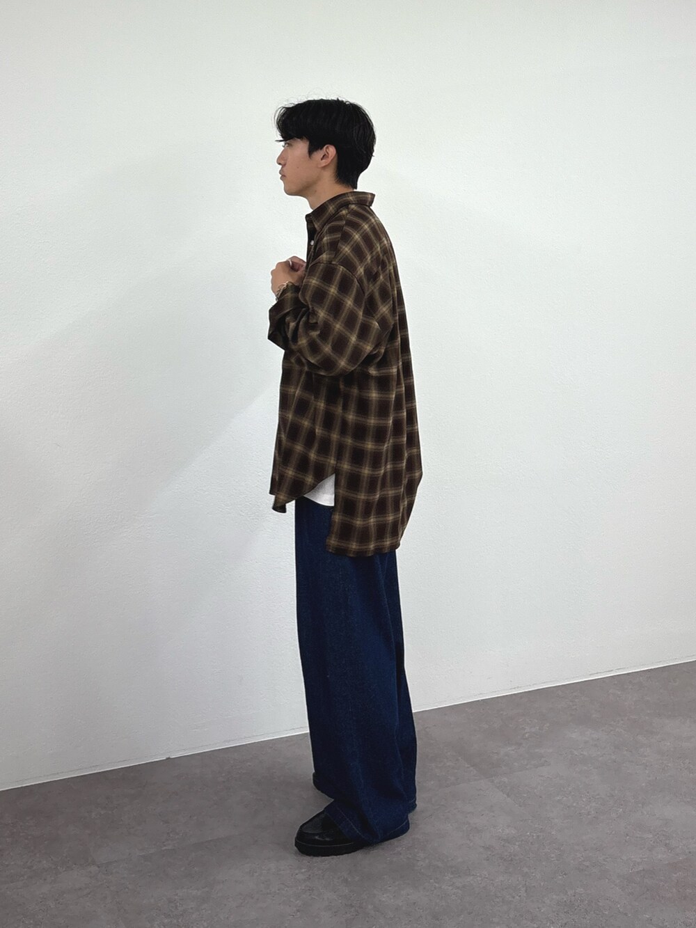 ホワイト系のTシャツ/カットソー、ブルー系のデニムパンツ、ブラウン系のシャツ/ブラウスを着用したメンズの夏コーディネートの2枚目の写真