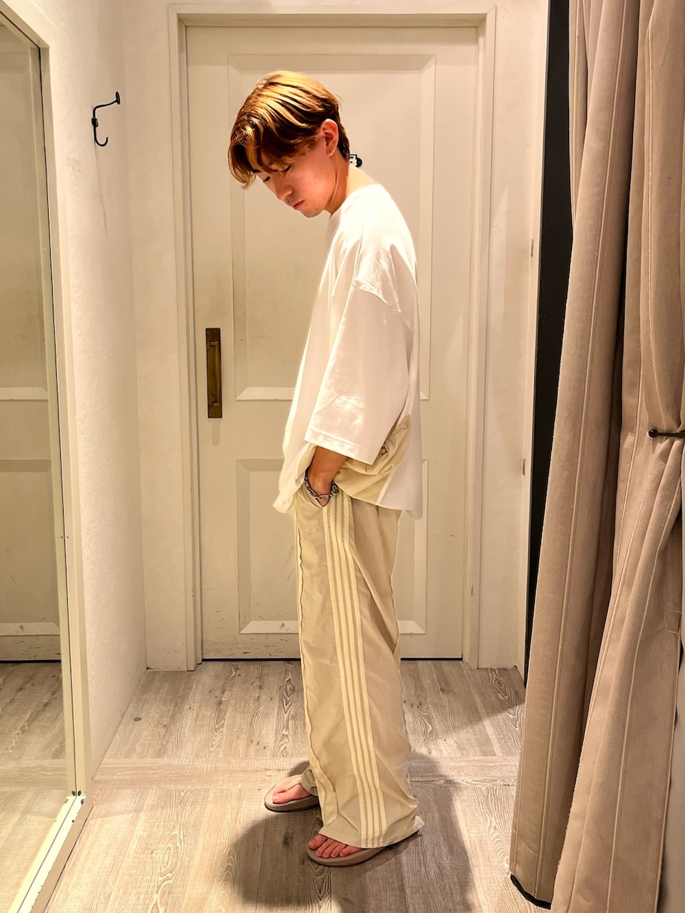 ベージュ系のサンダル、ホワイト系のTシャツ/カットソー、ホワイト系のその他パンツを着用したメンズの夏コーディネートの2枚目の写真