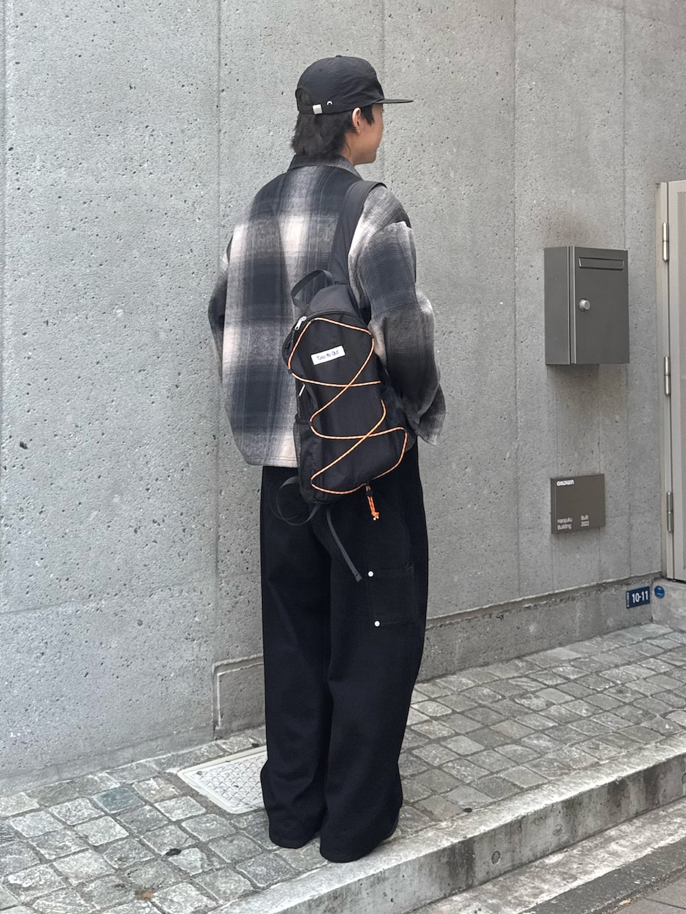 ブラック系のシャツ/ブラウス、ブラック系のデニムパンツを着用したメンズの秋コーディネートの2枚目の写真