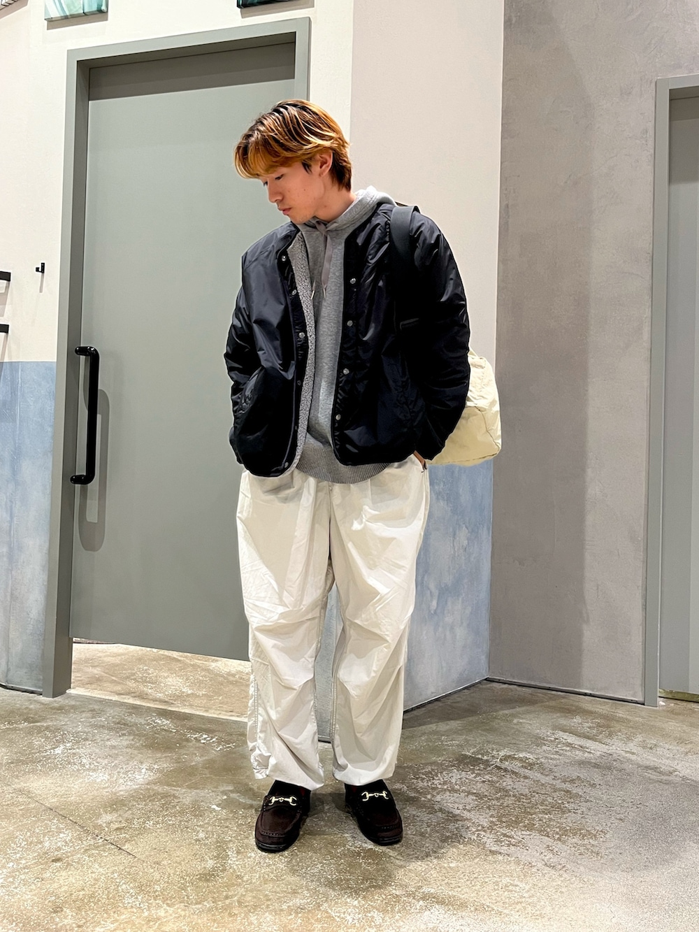 ブラウン系のローファー、グレー系のカーゴパンツ、グレー系のパーカーを着用したメンズの秋コーディネートの2枚目の写真