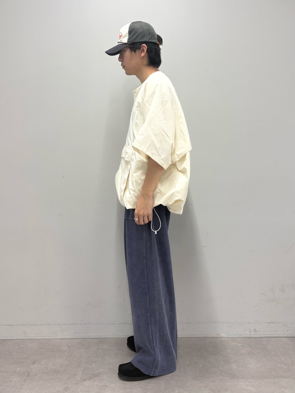 ホワイト系のシャツ/ブラウス、ブルー系のスウェットパンツ、グレー系のキャップを着用したメンズの春コーディネートの2枚目の写真