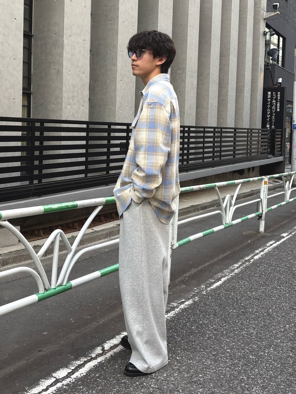 ベージュ系のシャツ/ブラウス、グレー系のその他パンツを着用したメンズの冬コーディネートの2枚目の写真