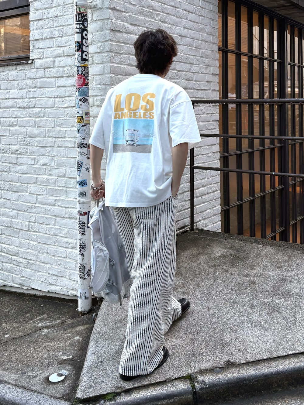ホワイト系のTシャツ/カットソー、ホワイト系のその他パンツを着用したメンズの春コーディネートの3枚目の写真