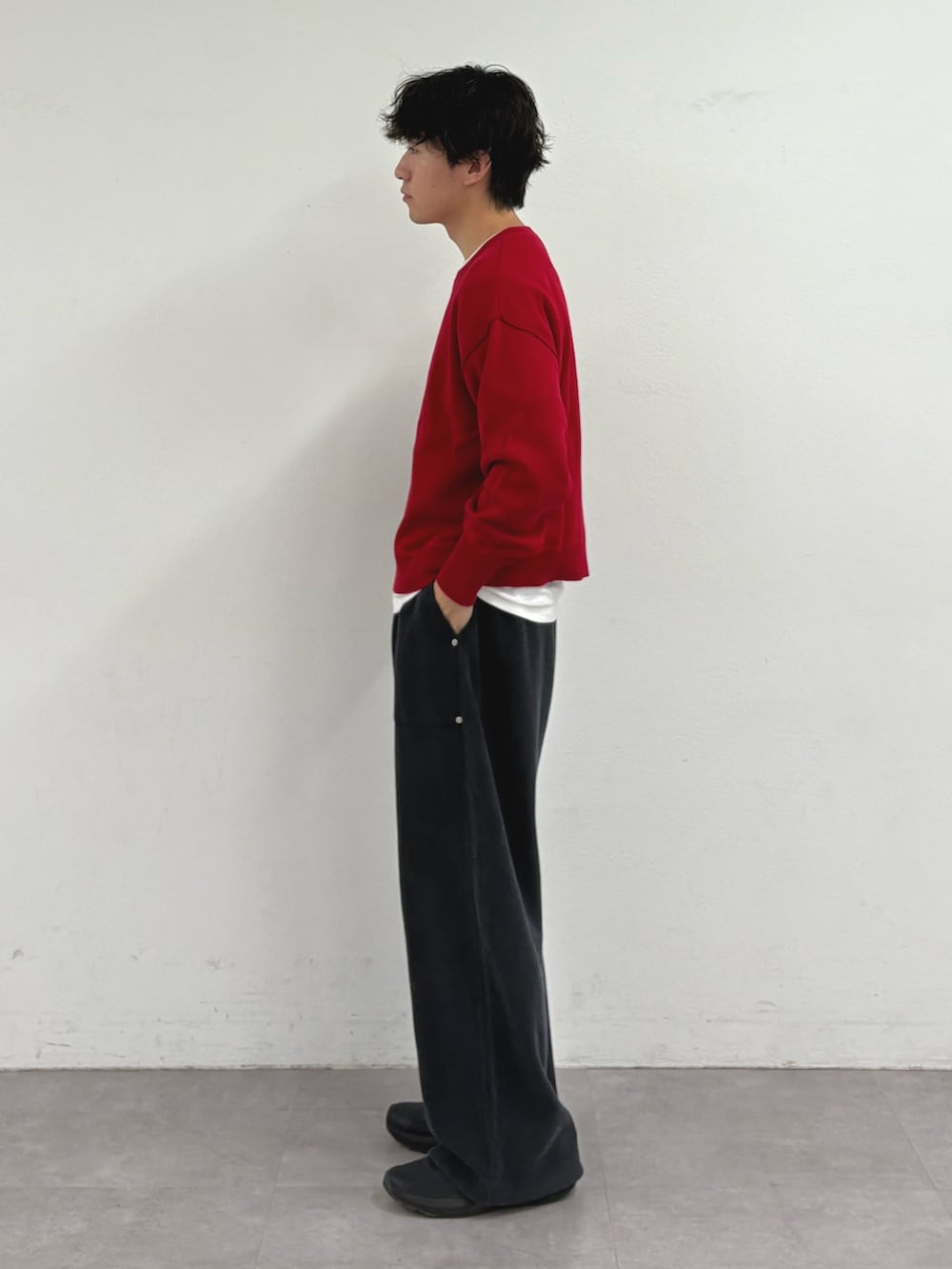 ブラック系のスウェットパンツ、レッド系のニット/セーターを着用したメンズの秋コーディネートの2枚目の写真