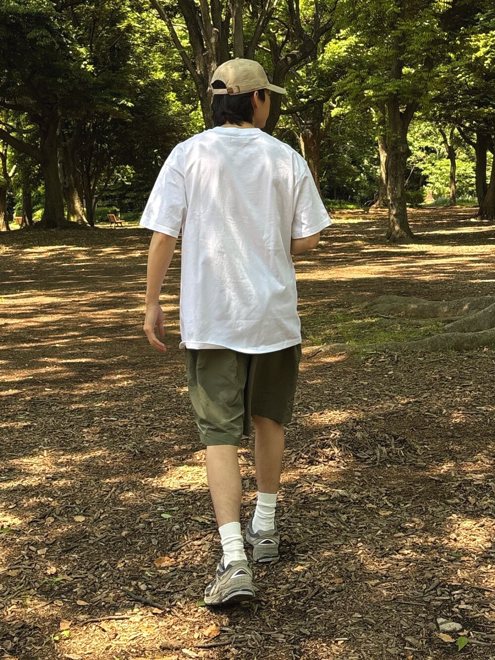 ホワイト系のTシャツ/カットソー、グリーン系のその他パンツ、ベージュ系のキャップを着用したメンズの春コーディネートの3枚目の写真