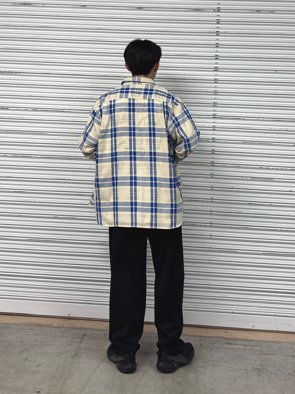 ベージュ系のシャツ/ブラウス、ブラック系のスラックス、ホワイト系のTシャツ/カットソーを着用したメンズの春コーディネートの3枚目の写真