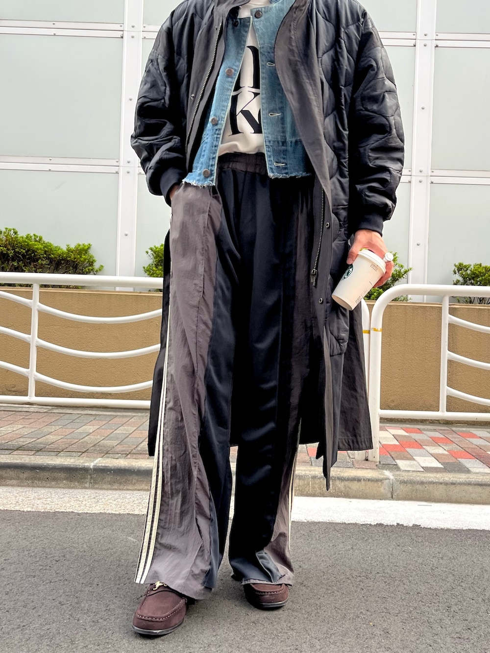 ホワイト系のTシャツ/カットソー、ブルー系のTシャツ/カットソー、ブラック系のその他アウターを着用したメンズの秋コーディネートの3枚目の写真