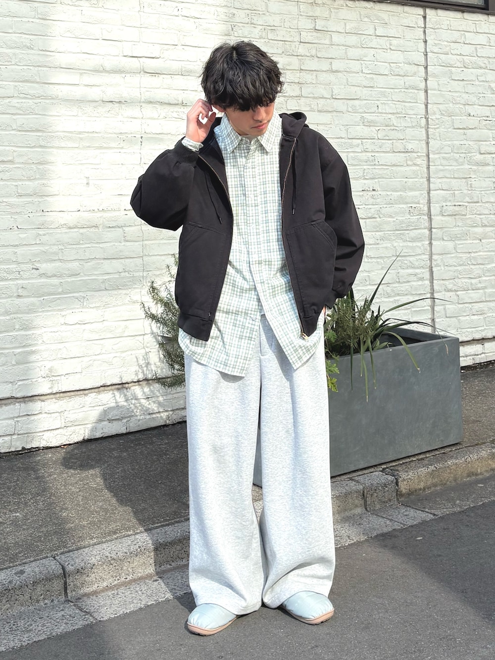 ブラック系のデニムジャケット、グリーン系のシャツ/ブラウス、グレー系のその他パンツを着用したメンズの冬コーディネートの2枚目の写真