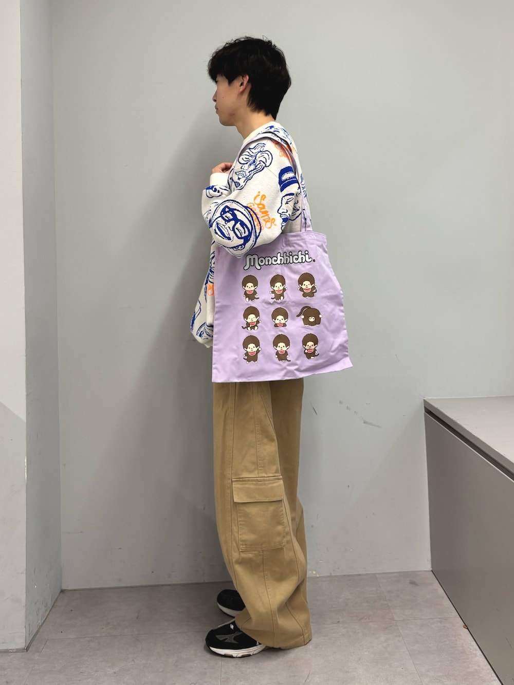 ホワイト系のニット/セーター、ベージュ系のカーゴパンツを着用したメンズの春コーディネートの2枚目の写真