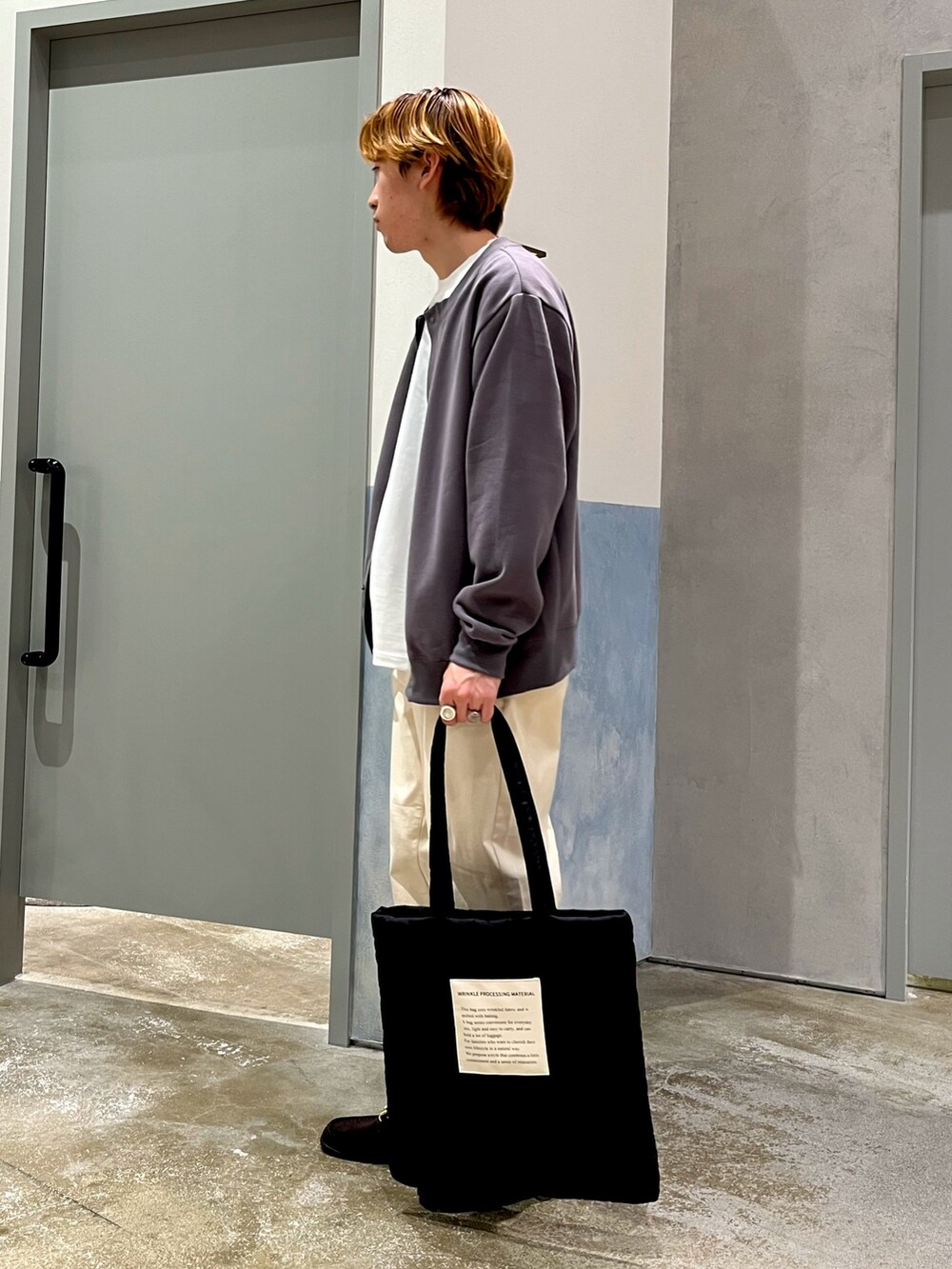 ホワイト系のパンツ、ホワイト系のTシャツ/カットソー、グレー系のカーディガン/ボレロを着用したメンズの秋コーディネートの2枚目の写真