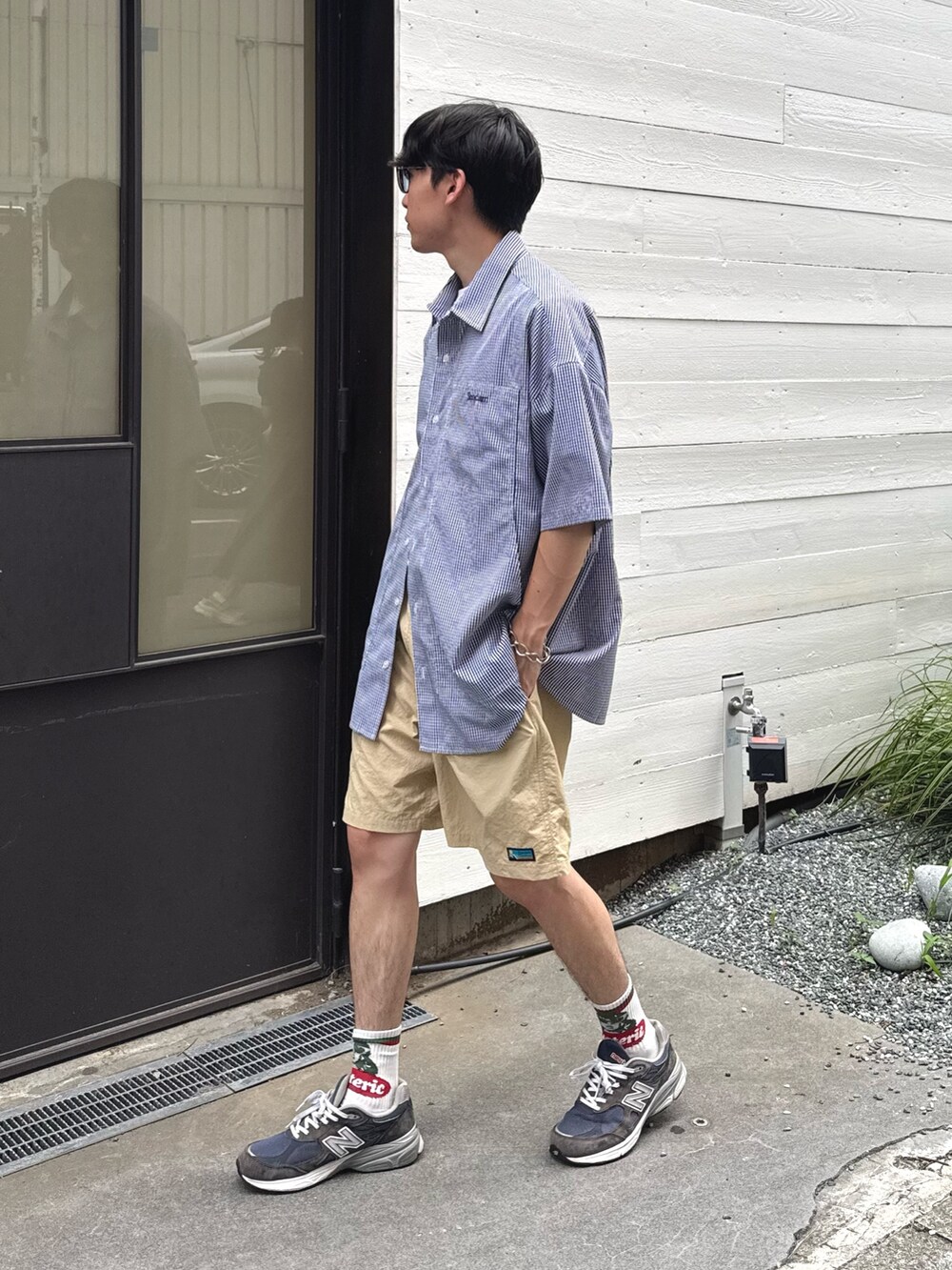 ブルー系のシャツ/ブラウス、ベージュ系のその他パンツを着用したメンズの夏コーディネートの2枚目の写真