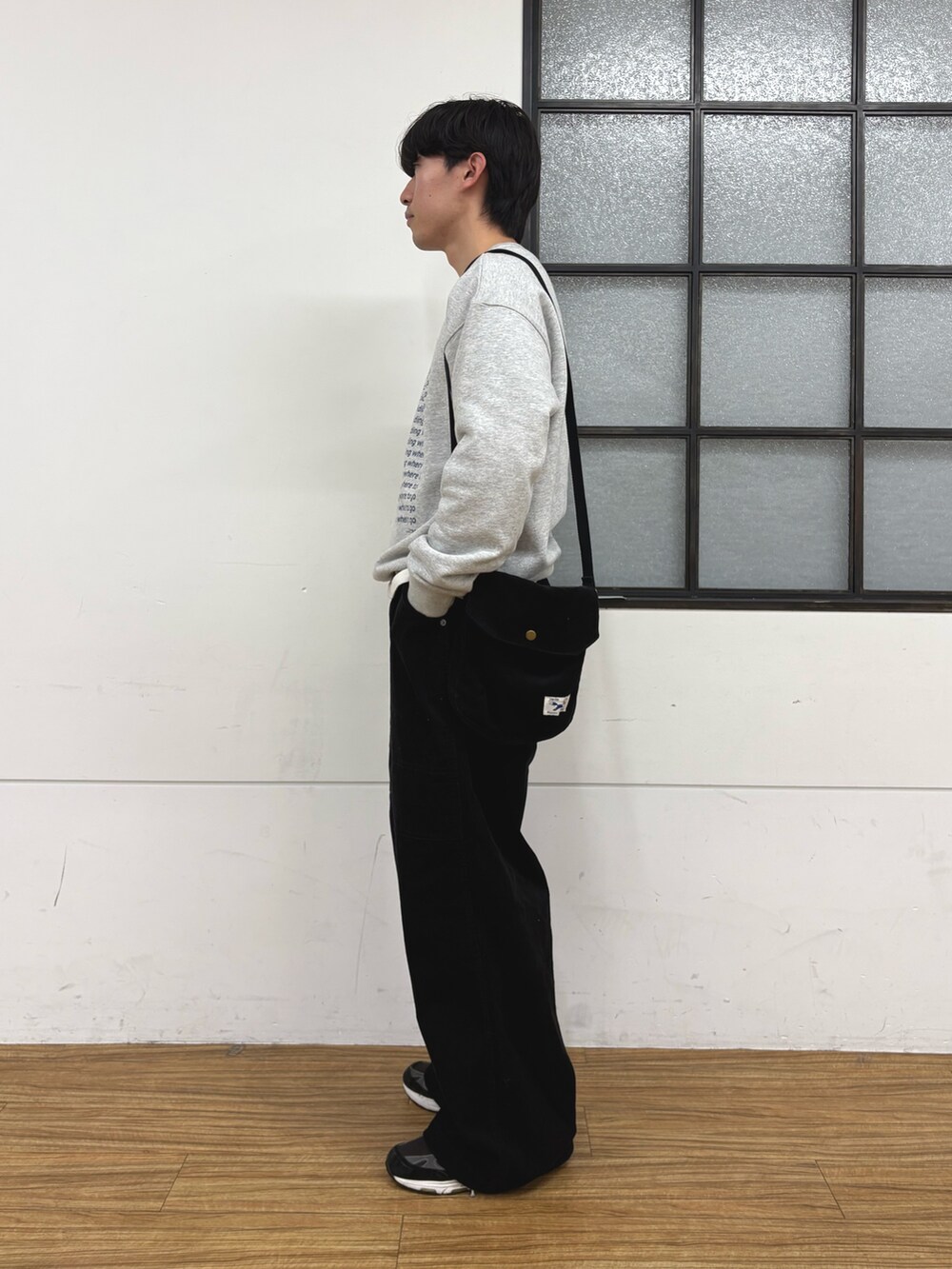 グレー系のスウェット、ブラック系のショルダーバッグ、ブラック系のその他パンツを着用したメンズの冬コーディネートの2枚目の写真