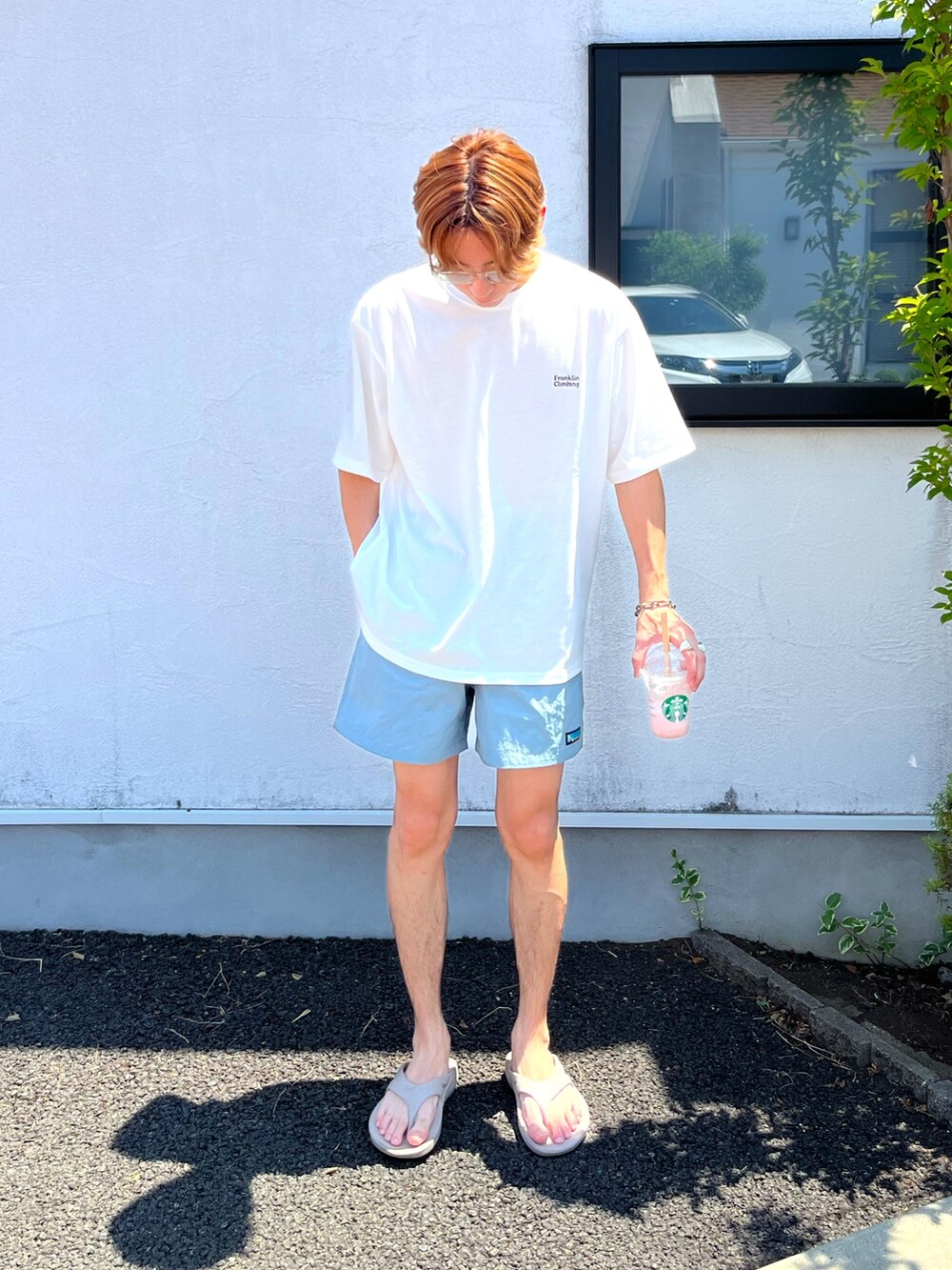 ベージュ系のサンダル、ホワイト系のTシャツ/カットソー、ブルー系のその他パンツを着用したメンズの夏コーディネートの2枚目の写真