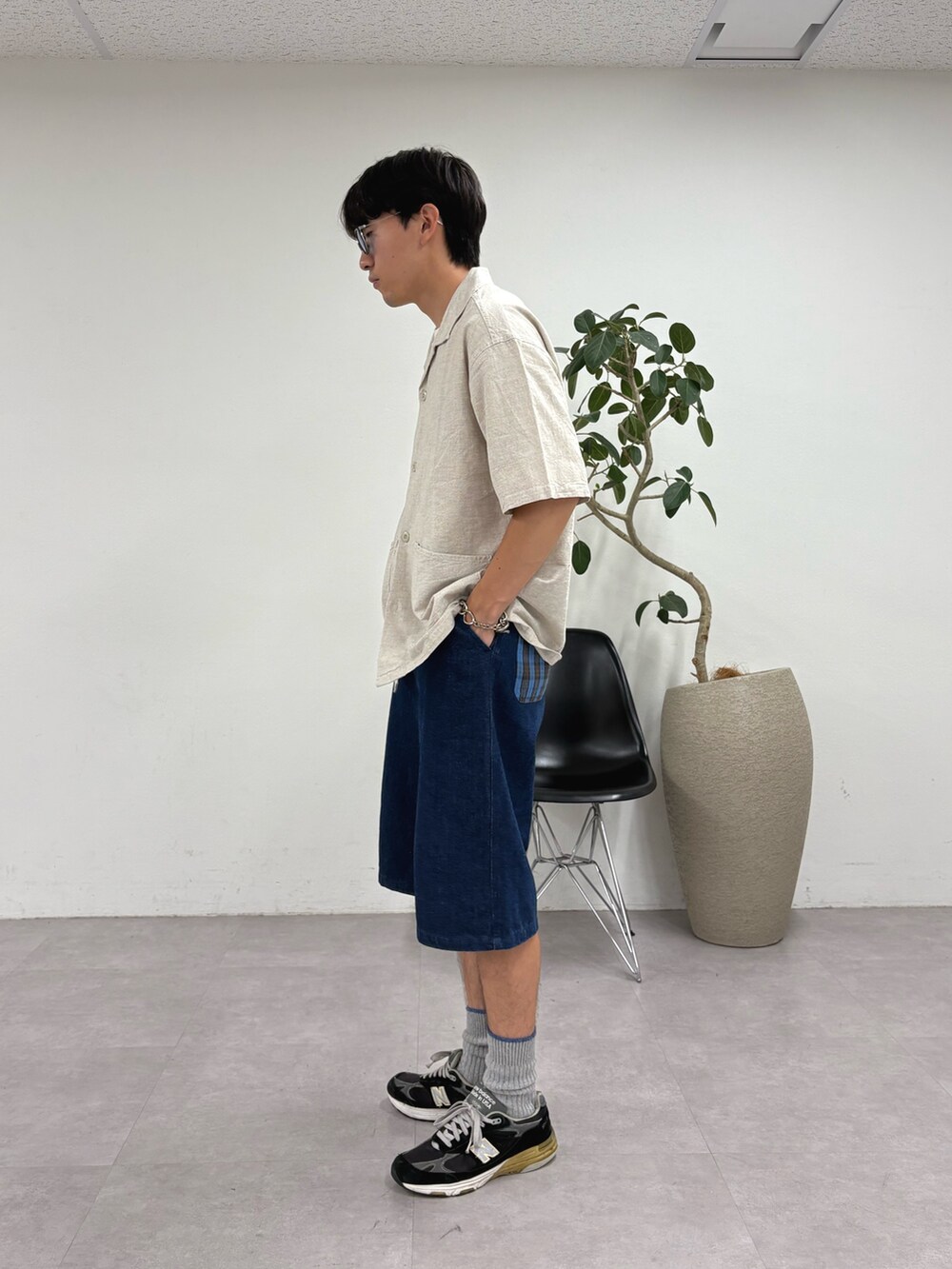 ベージュ系のシャツ/ブラウス、ブルー系のその他パンツを着用したメンズの夏コーディネートの2枚目の写真