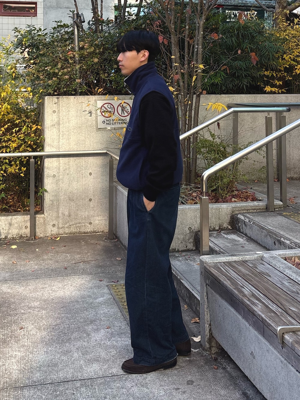 ブルー系のベスト、ブルー系のスウェット、ブルー系のデニムパンツを着用したメンズの冬コーディネートの3枚目の写真