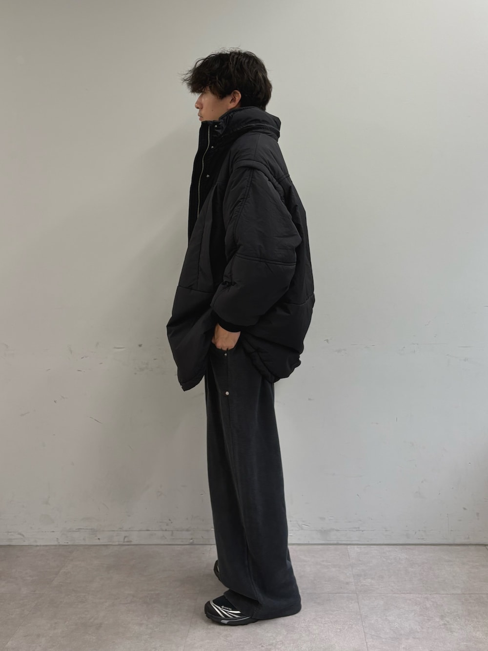オレンジ系のシャツ/ブラウス、ブラック系のモッズコート、ブラック系のスウェットパンツを着用したメンズの秋コーディネートの2枚目の写真