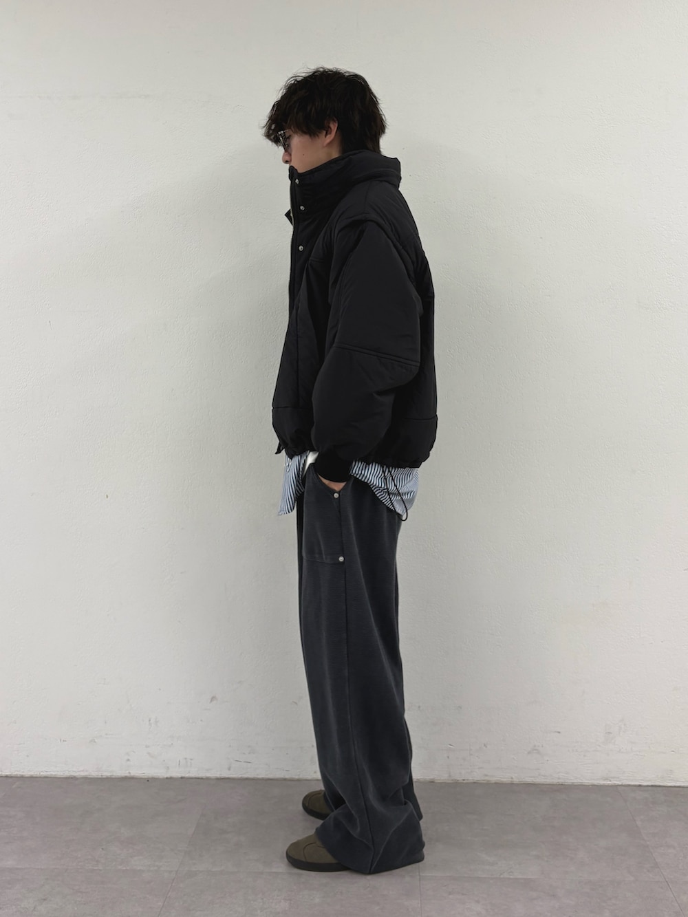 ブラック系のブルゾン、ブルー系のシャツ/ブラウス、ブラック系のスウェットパンツを着用したメンズの秋コーディネートの2枚目の写真