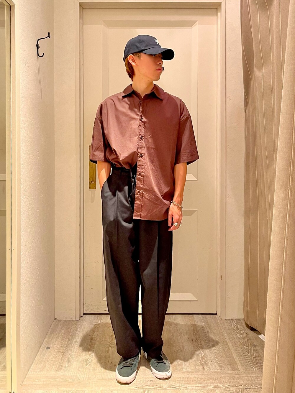 ブラック系のスニーカー、ブラック系のパンツ、ブラウン系のシャツ/ブラウスを着用したメンズの夏コーディネートの2枚目の写真