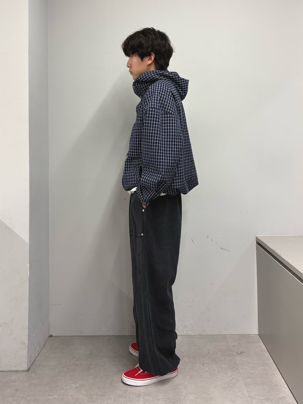 ブルー系のパーカー、ブラック系のスウェットパンツを着用したメンズの春コーディネートの2枚目の写真