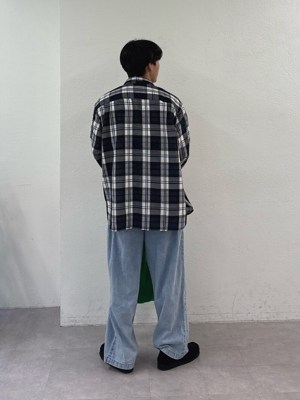 ブラック系のシャツ/ブラウス、ホワイト系のTシャツ/カットソー、ブルー系のデニムパンツを着用したメンズの夏コーディネートの3枚目の写真