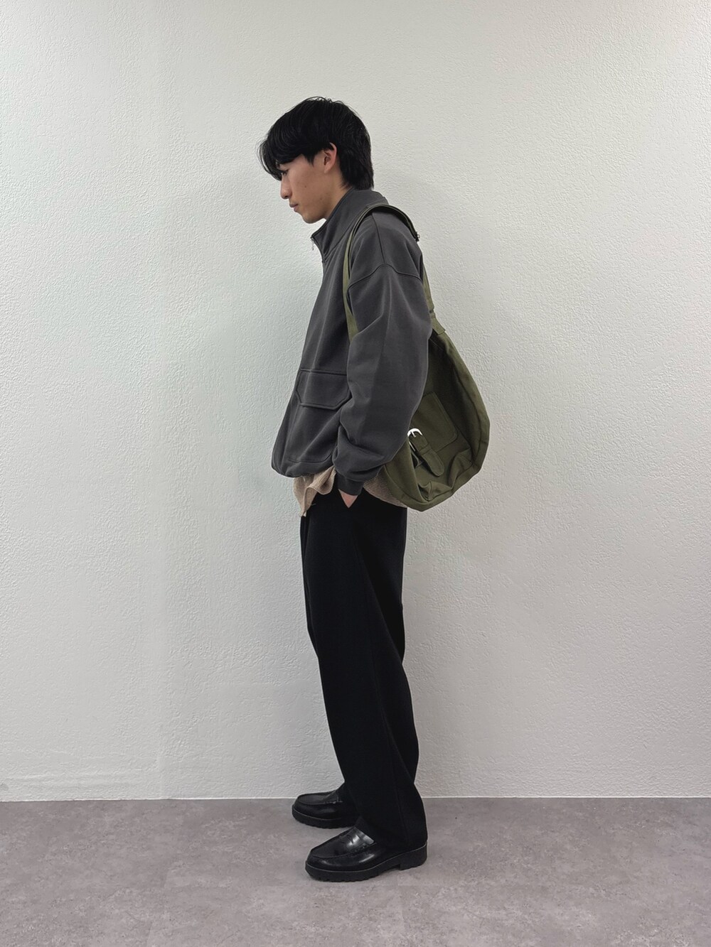 グリーン系のショルダーバッグ、グレー系のブルゾン、ブラウン系のシャツ/ブラウスを着用したメンズの春コーディネートの2枚目の写真