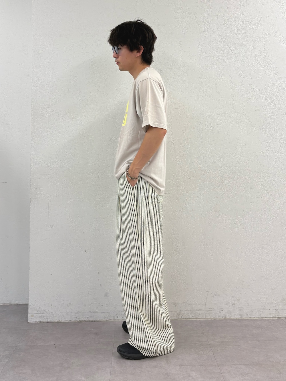 グレー系のTシャツ/カットソー、ホワイト系のその他パンツを着用したメンズの夏コーディネートの2枚目の写真
