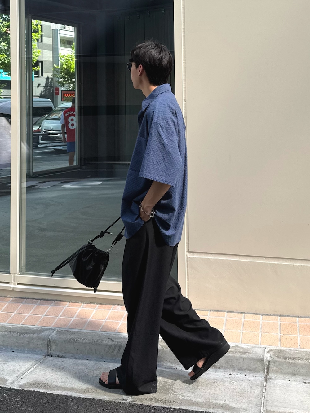 ブルー系のシャツ/ブラウス、ホワイト系のタンクトップ、ブラック系のスラックスを着用したメンズの夏コーディネートの2枚目の写真