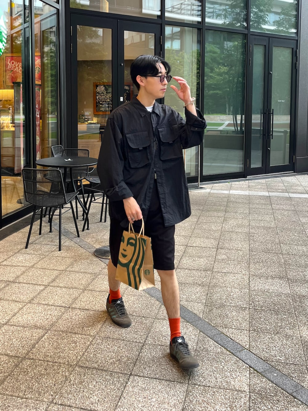 ブラック系のシャツ/ブラウス、グレー系のスニーカー、ブラック系のパンツを着用したメンズの夏コーディネートの2枚目の写真