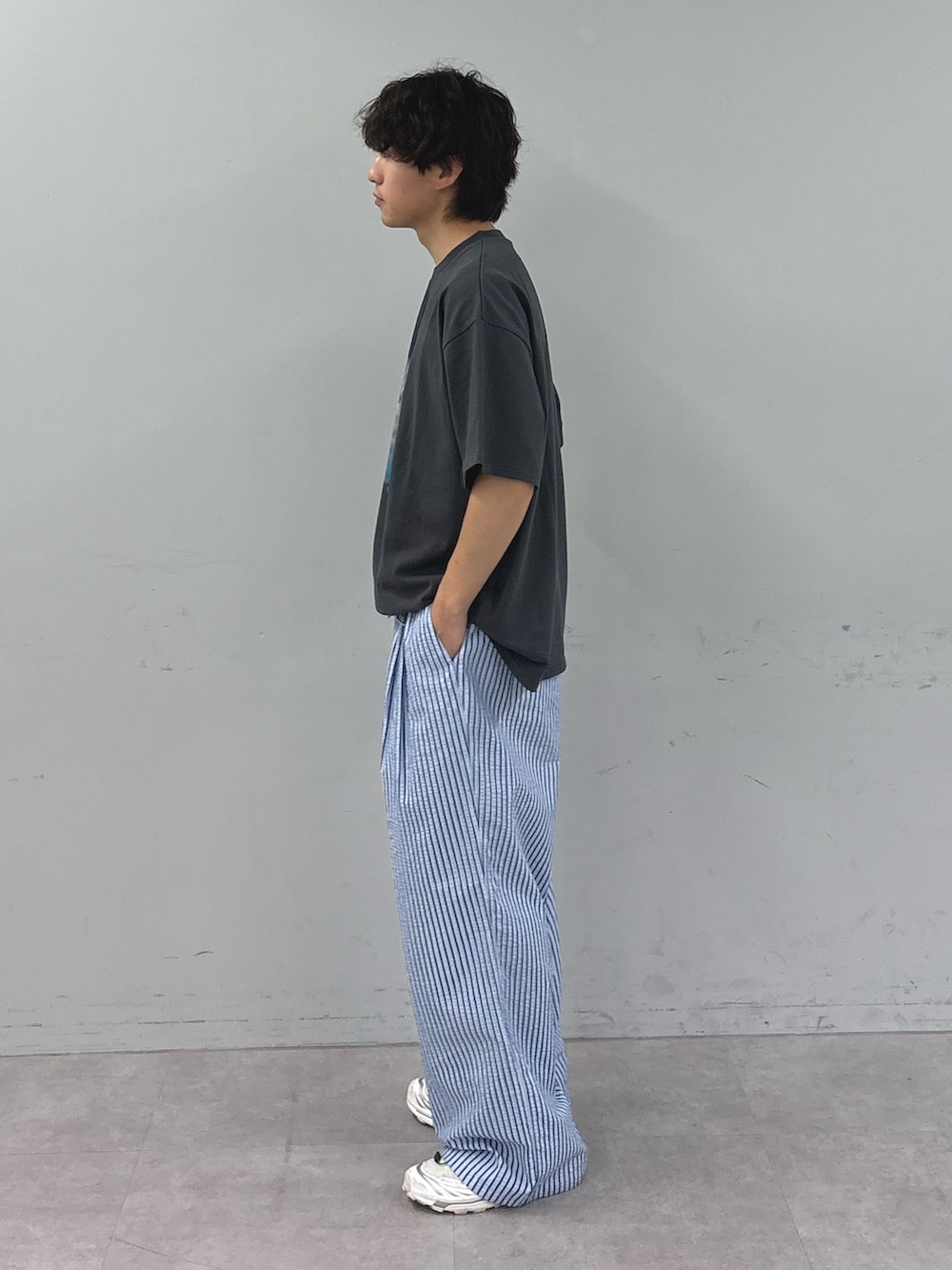 グレー系のTシャツ/カットソー、ブルー系のその他パンツを着用したメンズの春コーディネートの2枚目の写真