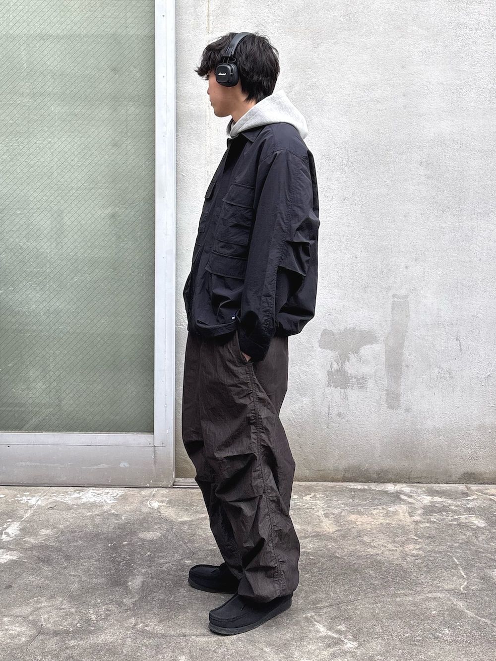 ブラック系のナイロンジャケット、グレー系のカーゴパンツを着用したメンズの冬コーディネートの2枚目の写真