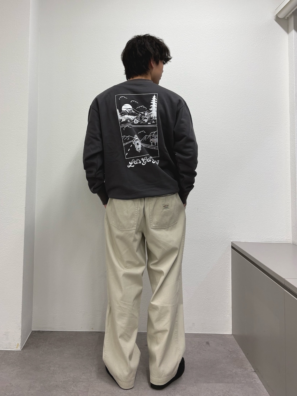 グレー系のスウェット、ホワイト系のチノパンツを着用したメンズの冬コーディネートの3枚目の写真