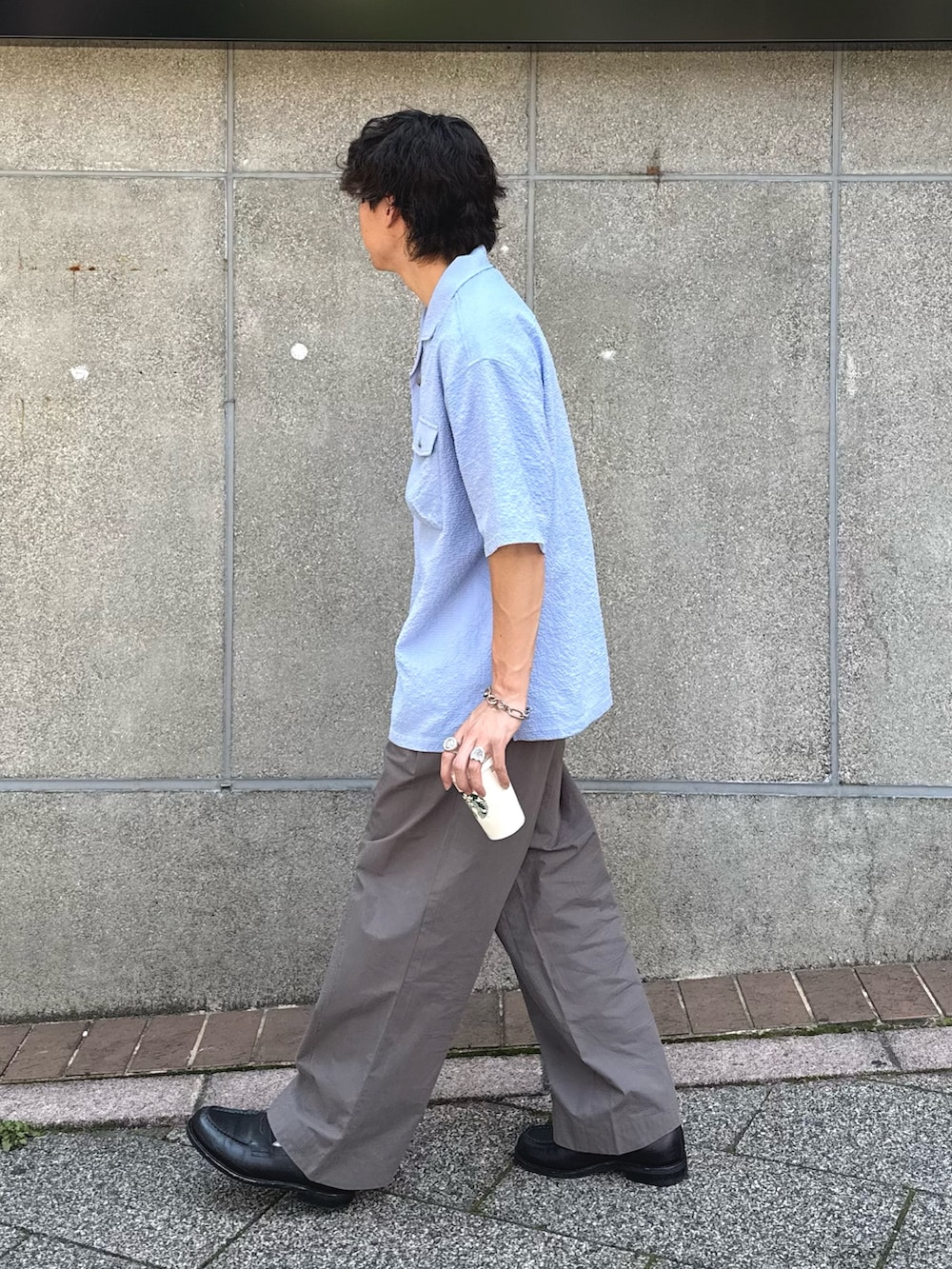 ブルー系のシャツ/ブラウス、グレー系のスラックスを着用したメンズの春コーディネートの2枚目の写真