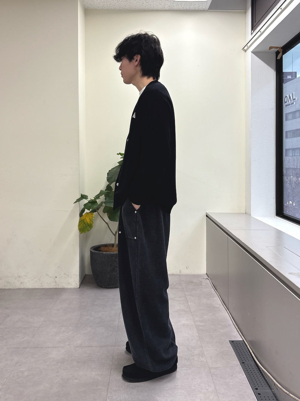 ブラック系のニット/セーター、ブラック系のその他パンツを着用したメンズの冬コーディネートの2枚目の写真