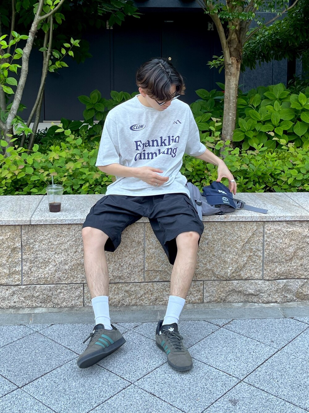 ブラック系のカーゴパンツ、グレー系のスニーカー、グレー系のTシャツ/カットソーを着用したメンズの夏コーディネートの2枚目の写真
