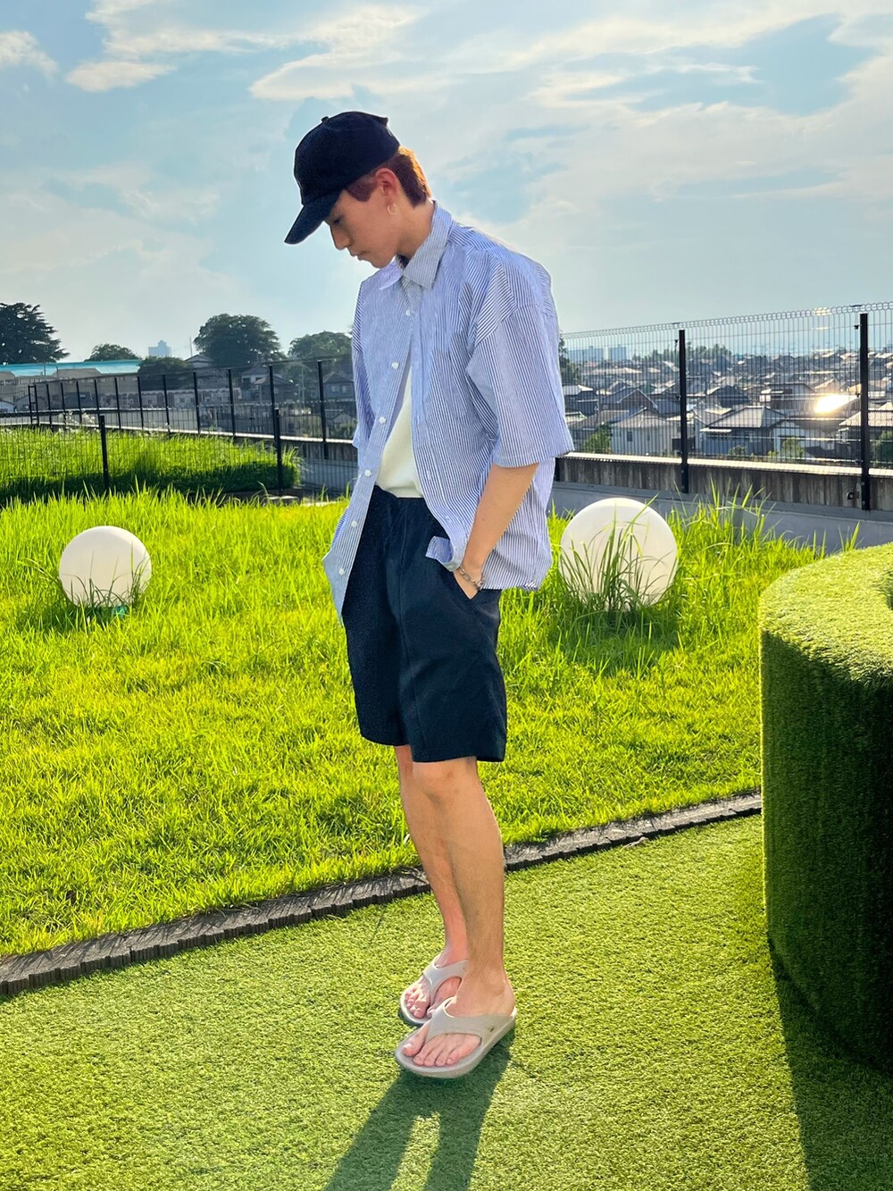 ベージュ系のサンダル、ホワイト系のタンクトップ、ブルー系のシャツ/ブラウスを着用したメンズの夏コーディネートの2枚目の写真