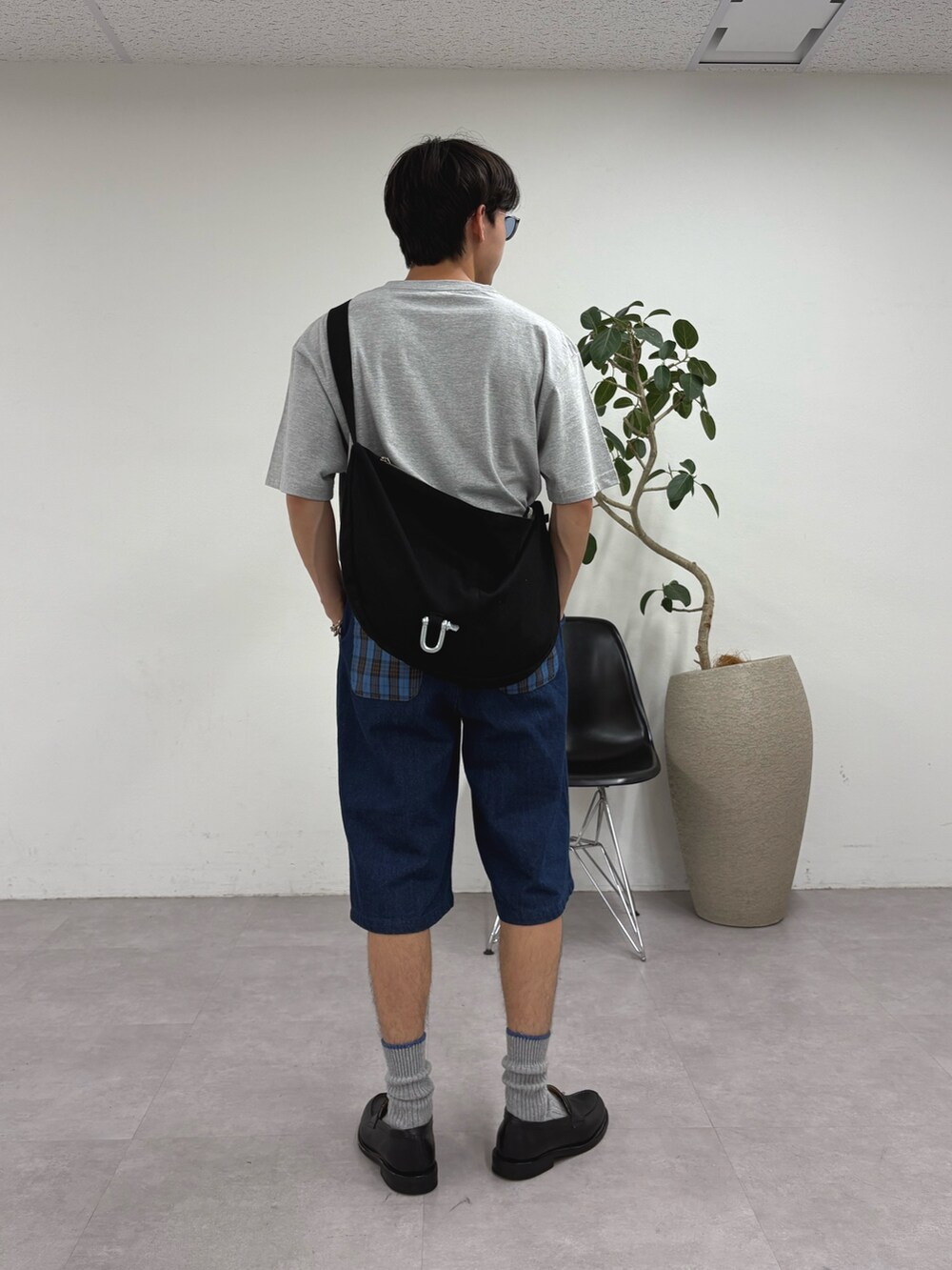 グレー系のTシャツ/カットソー、ブルー系のその他パンツ、ブラック系のショルダーバッグを着用したメンズの夏コーディネートの3枚目の写真
