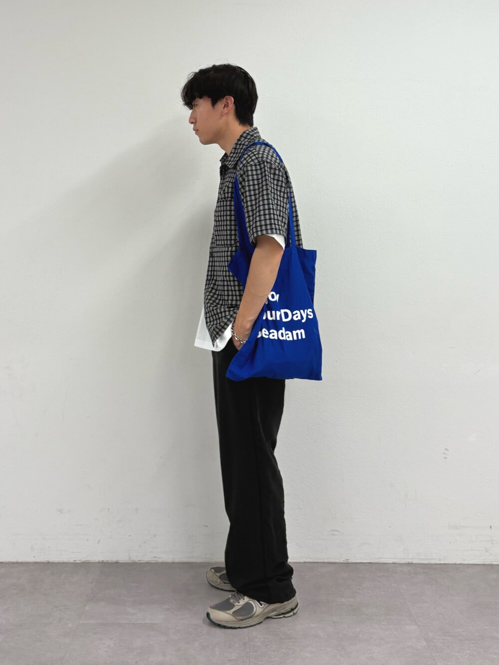 ブラック系のシャツ/ブラウス、ブラック系のスラックス、ブルー系のトートバッグを着用したメンズの夏コーディネートの2枚目の写真