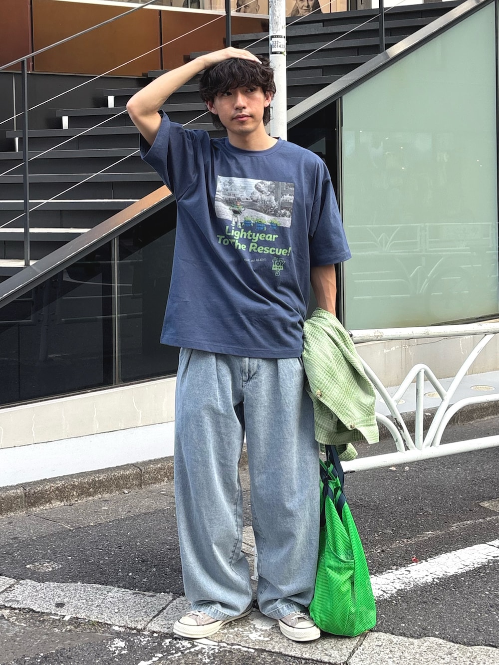 ブルー系のTシャツ/カットソー、グリーン系のシャツ/ブラウス、ブルー系のデニムパンツを着用したメンズの春コーディネートの2枚目の写真