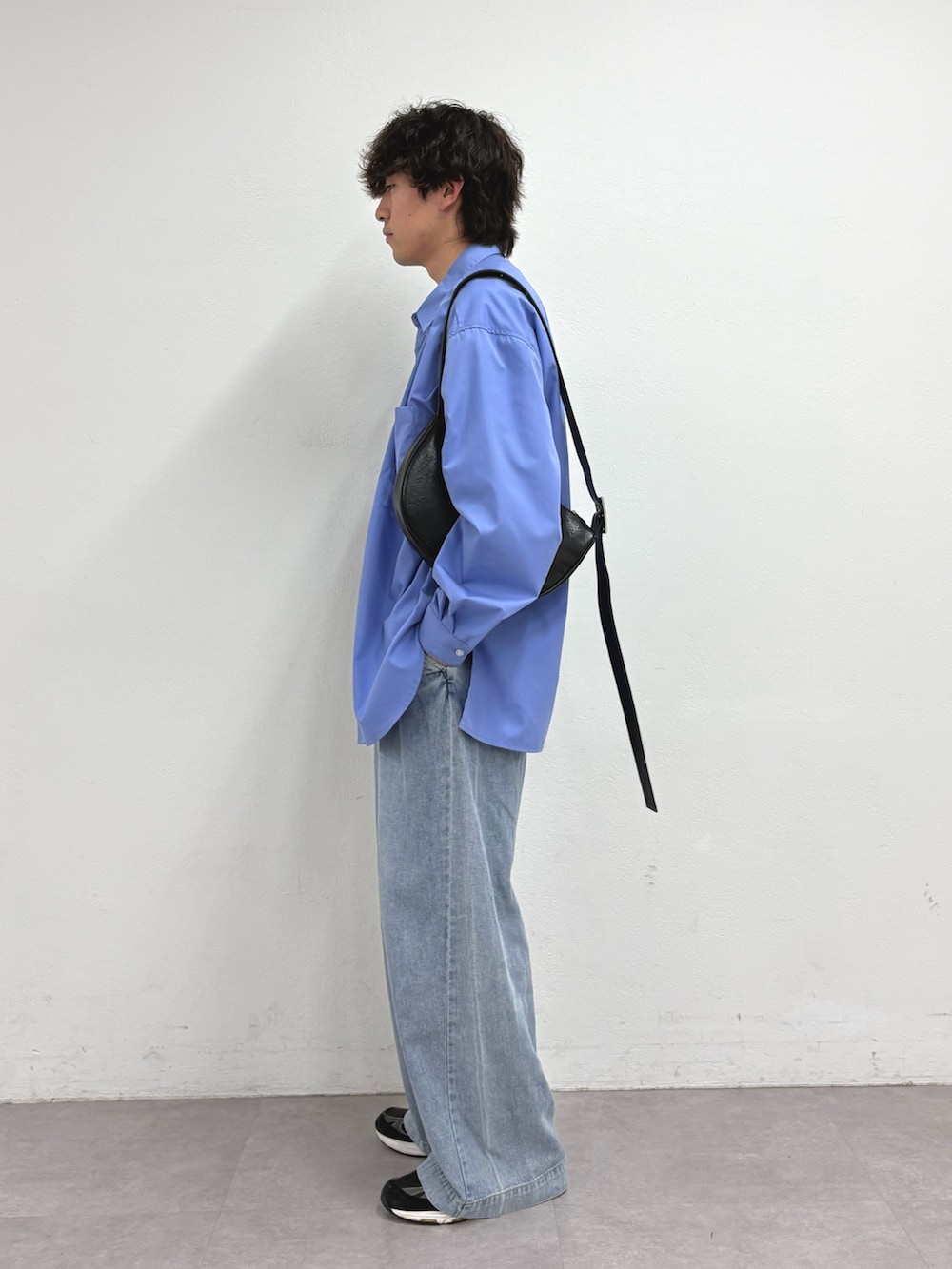 ブルー系のシャツ/ブラウス、グレー系のTシャツ/カットソー、ブラック系のショルダーバッグを着用したメンズの夏コーディネートの2枚目の写真