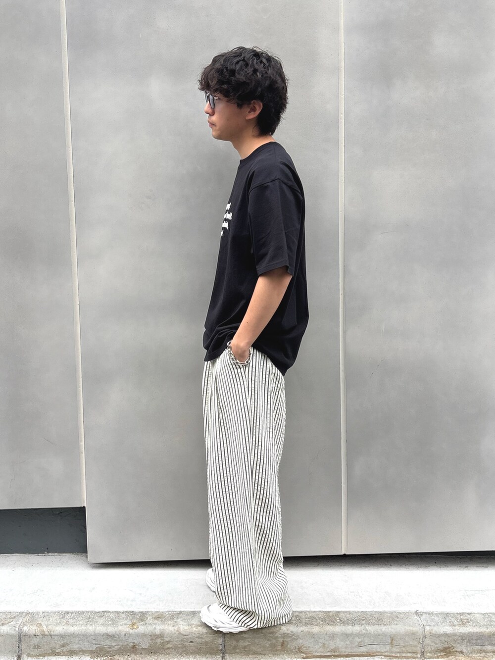 ブラック系のTシャツ/カットソー、ホワイト系のその他パンツを着用したメンズの春コーディネートの2枚目の写真