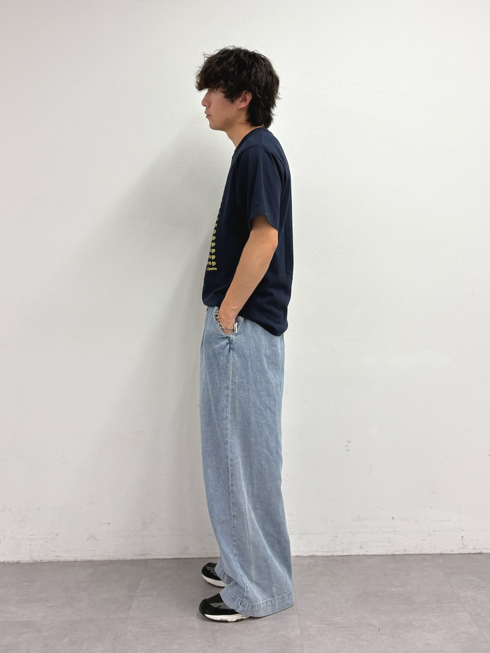 ブルー系のTシャツ/カットソー、ブルー系のデニムパンツを着用したメンズの夏コーディネートの2枚目の写真