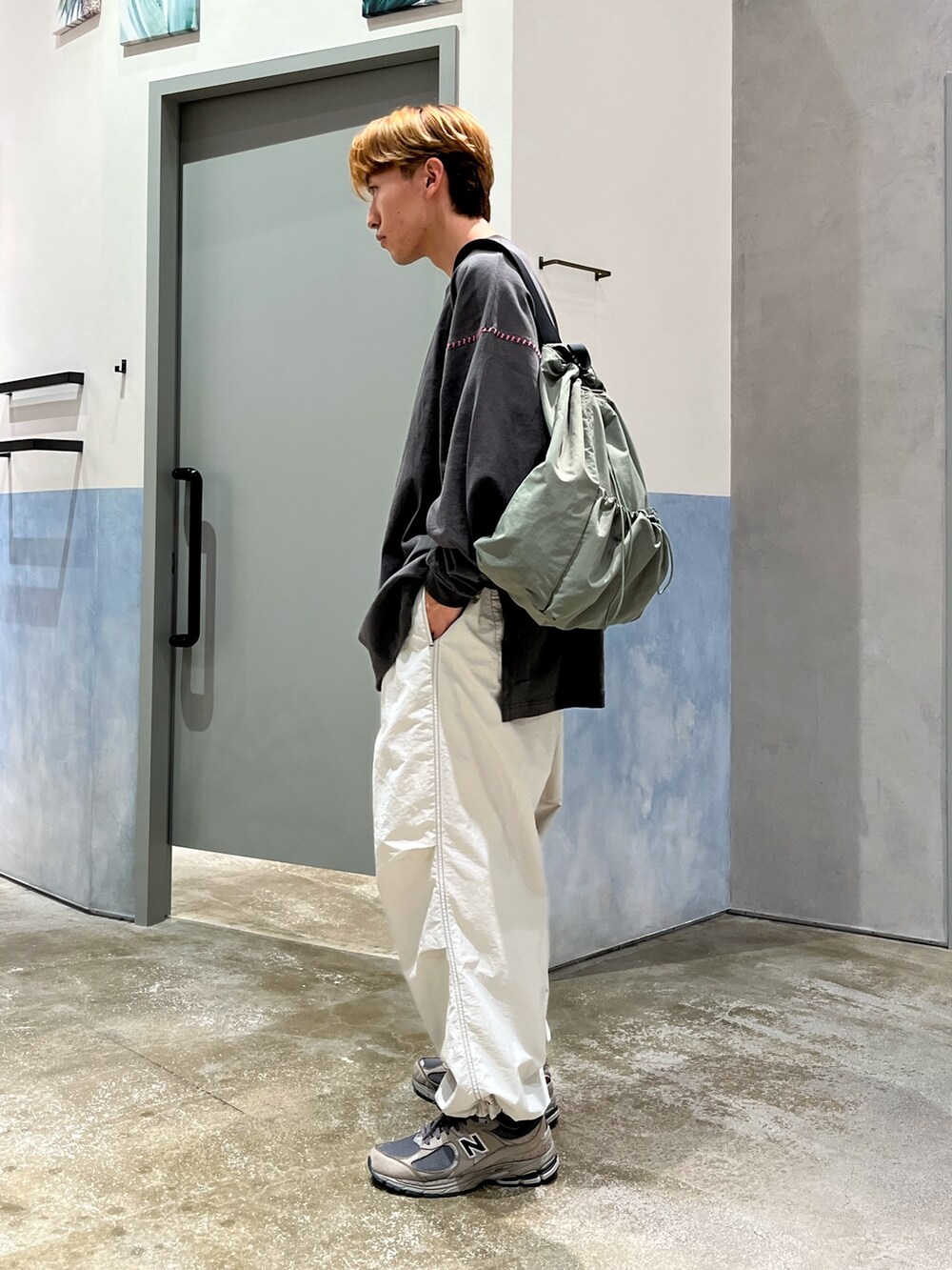 グレー系のスニーカー、グレー系のカーゴパンツ、グレー系のTシャツ/カットソーを着用したメンズの秋コーディネートの3枚目の写真