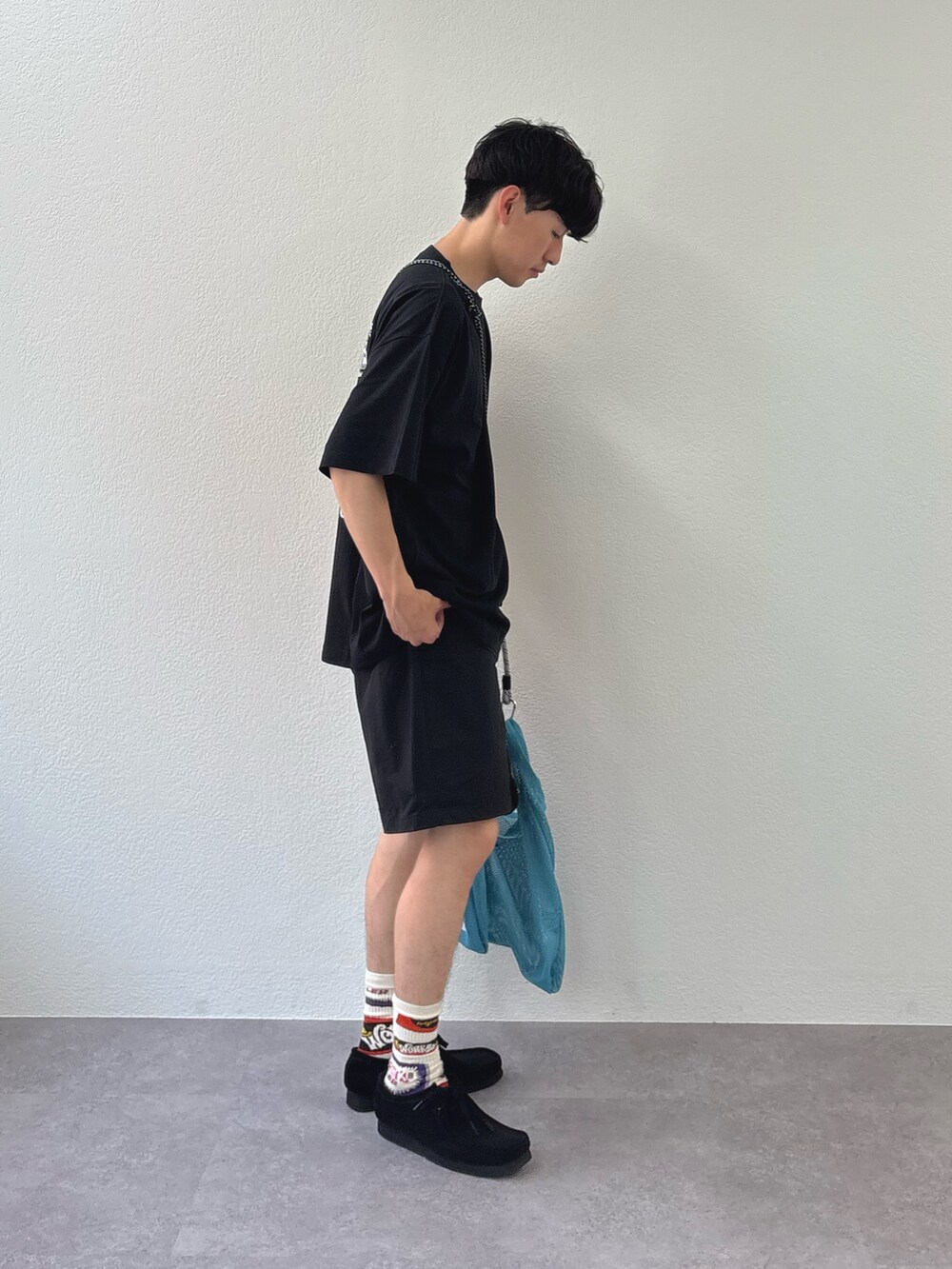 ブラック系のTシャツ/カットソー、ブラック系のその他パンツを着用したメンズの春コーディネートの2枚目の写真