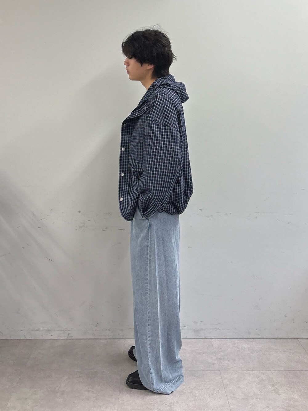 ブルー系のパーカー、ホワイト系のTシャツ/カットソー、ブルー系のデニムパンツを着用したメンズの春コーディネートの2枚目の写真