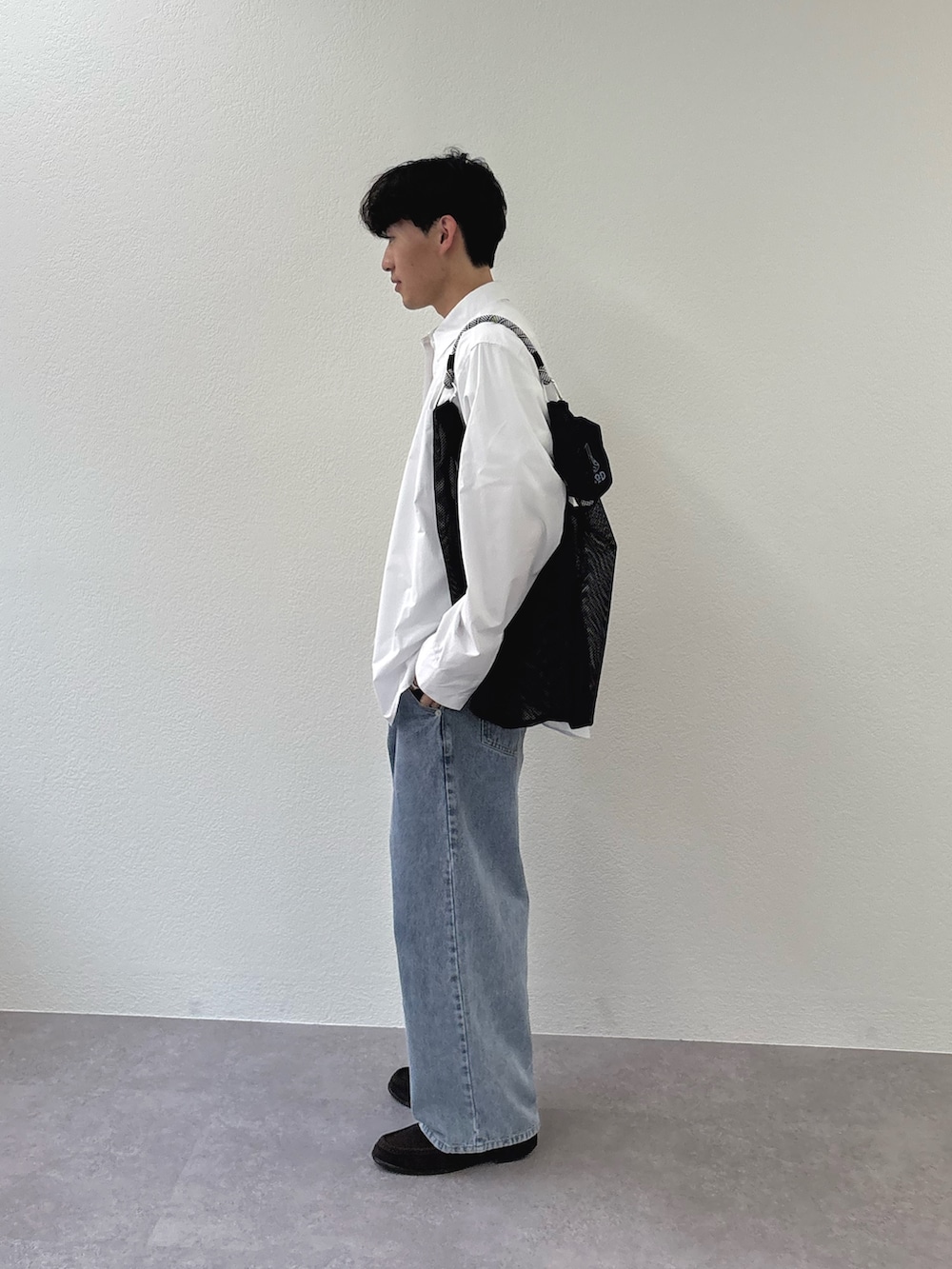 ホワイト系のシャツ/ブラウス、ホワイト系のTシャツ/カットソー、ブラック系のトートバッグを着用したメンズの春コーディネートの2枚目の写真