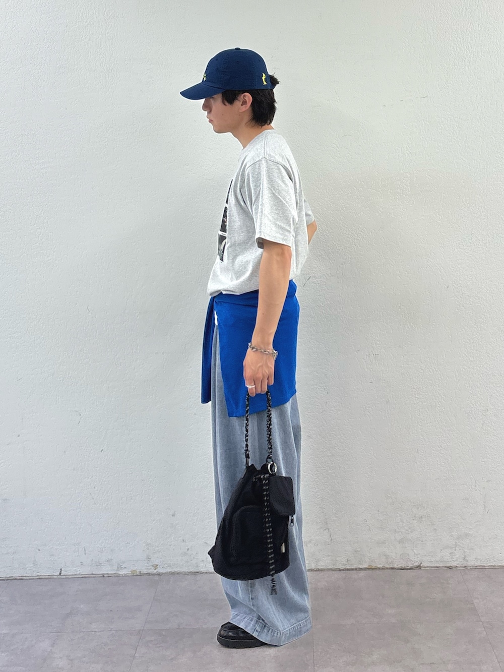 グレー系のTシャツ/カットソー、ブルー系のTシャツ/カットソー、ブルー系のデニムパンツを着用したメンズの春コーディネートの2枚目の写真
