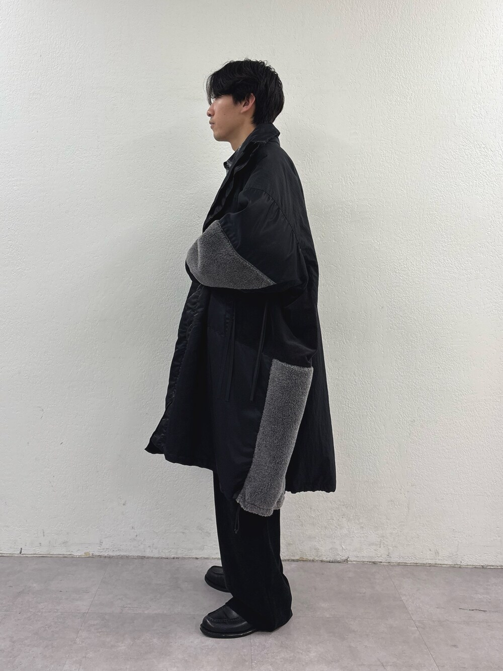 ブラック系のモッズコート、ブラック系のその他パンツを着用したメンズの秋コーディネートの2枚目の写真