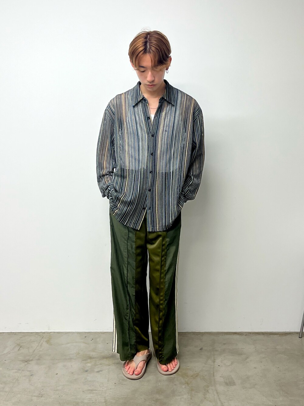 グリーン系のシャツ/ブラウス、グリーン系のその他パンツ、ベージュ系のサンダルを着用したメンズの夏コーディネートの2枚目の写真