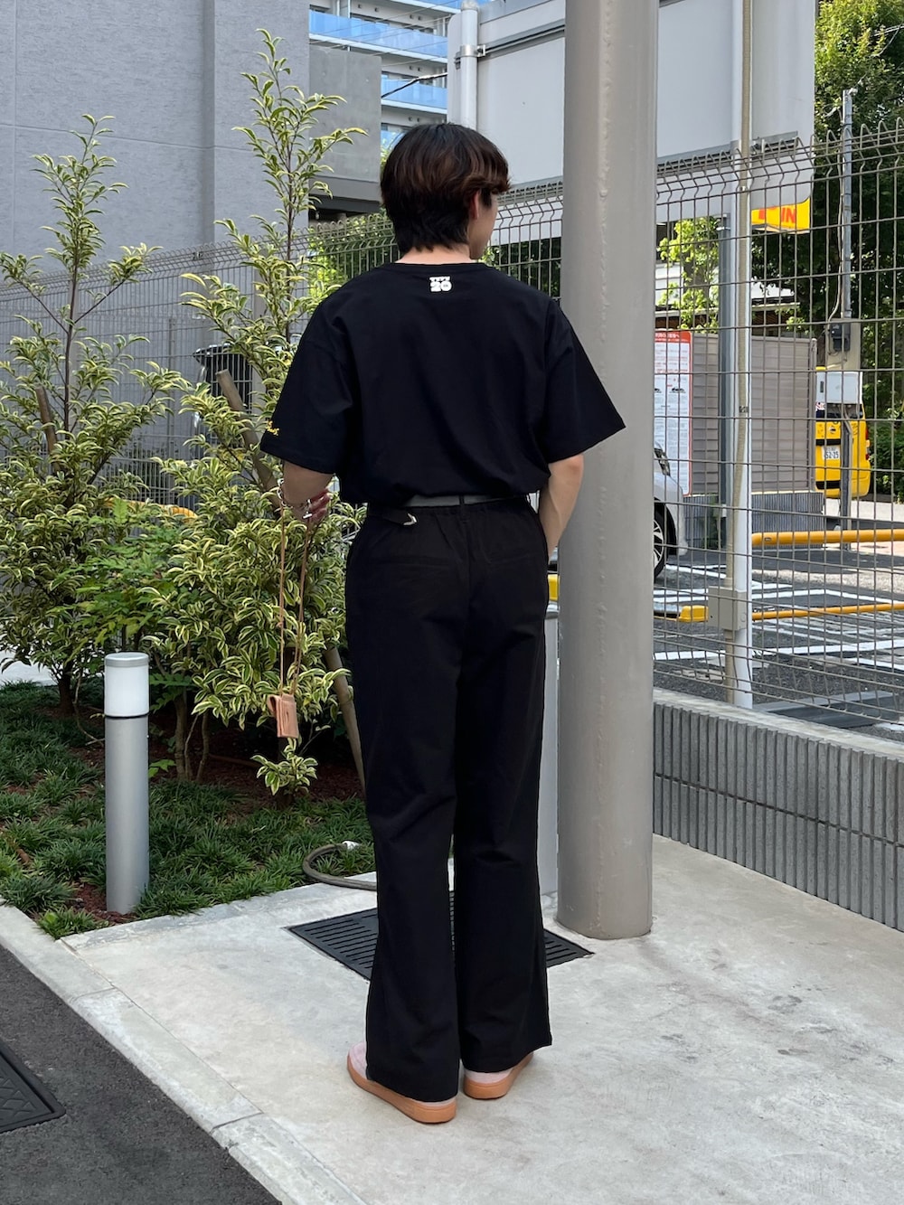 ブラック系のその他パンツ、ピンク系のスニーカー、ブラック系のTシャツ/カットソーを着用したメンズの夏コーディネートの2枚目の写真